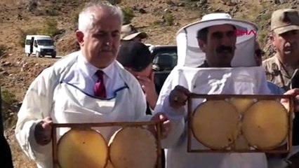 Verimli bal sezonu için şükür duasında arılar saldırdı