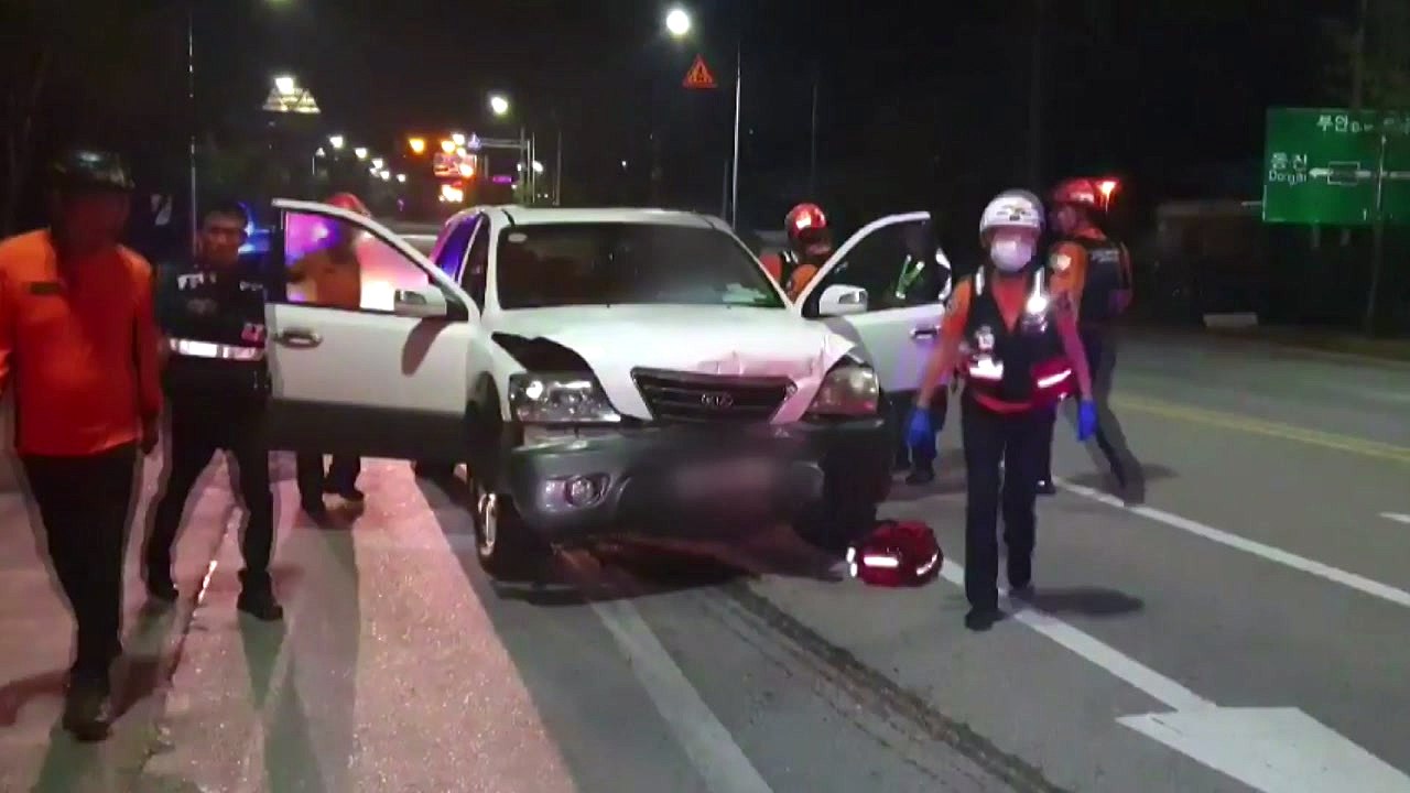 SUV 승용차 중앙분리대 추돌...운전자 다쳐 / YTN