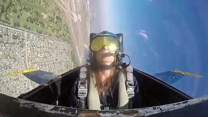 Une journaliste fait un malaise en plein vol avec la patrouille de l'US Air Force... Trop de G