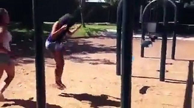 Vraiment une copine horrible... Blague douteuse sur la balançoire