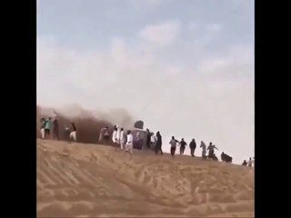 Ce pilote de 4X4 complètement fou s'amuse à faire peur au public sur la dune