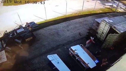 Il échappe de peu à un avion qui s'écrase... Chanceux