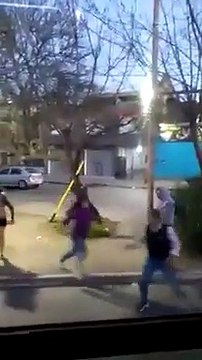 Grupo de chicas intentó viajar en colectivo sin pagar, ante la negativa del chofer lo bajaron del colectivo a golpes