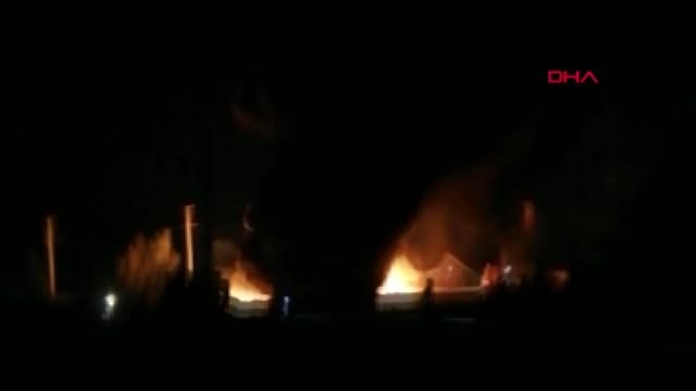 Manisa alaşehir'de plastik kasa imalathanesinde çıkan yangın söndürüldü