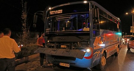 Halk otobüsü ile otomobil çarpıştı! Kaza güvenlik kamerasına yansıdı
