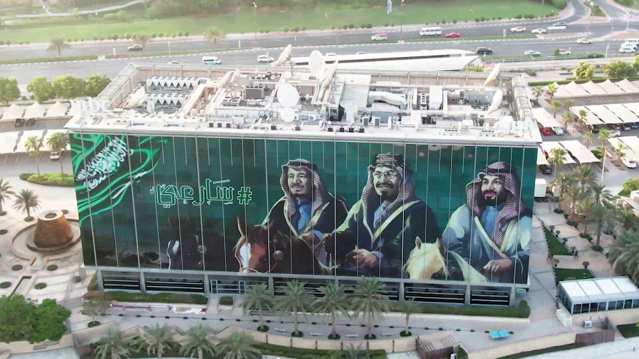 مبنى MBC في دبي، يتزين بأضخم صورة للملك عبد الع...