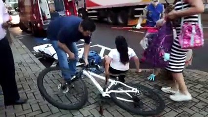 Batida entre carro e bicicleta deixa garotinha de 11 anos ferida, no Centro