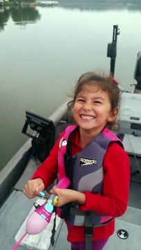 Une fillette attrape un gros poisson avec sa canne à pêche 'Barbie'