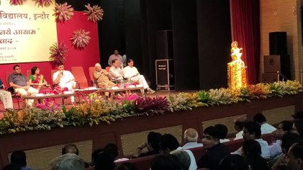 बच्चों ने ली उच्च शिक्षा मंत्री की क्लास!