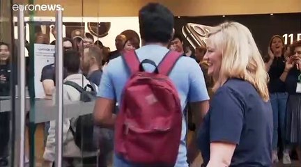 شاهد: عشاق آبل خيموا مبكرا أمام متاجرها في أستراليا ليكونوا أول من يحصل على آيفون 11