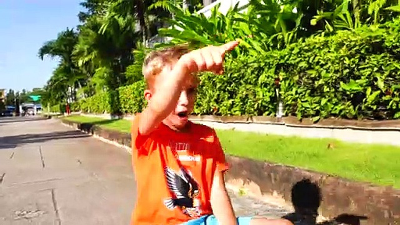 Enfant Vlad joue avec des petites voitures cassées
