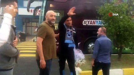 Yurda Dönen Trabzonspor'da, Taraftarlar Ünal Karaman'a Destek Verdi