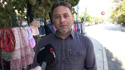 Çocuklar caddeye asılan elbiseleri para ödemeden alabiliyor
