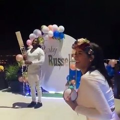 கர்ப்பமான மனைவியுடன் பலூன் கேம் ஆடிய ரஸ்ஸல்.. வைரல் வீடியோ!