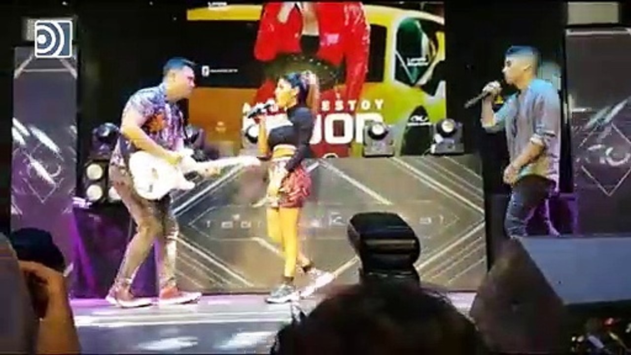Isa P. canta 'Ahora estoy mejor' en directo acompañada de una guitarra