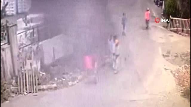 Ayaklarından vurulan hırsızlık zanlısının yakınları iş yerini bastı...Şahıslar kamerada