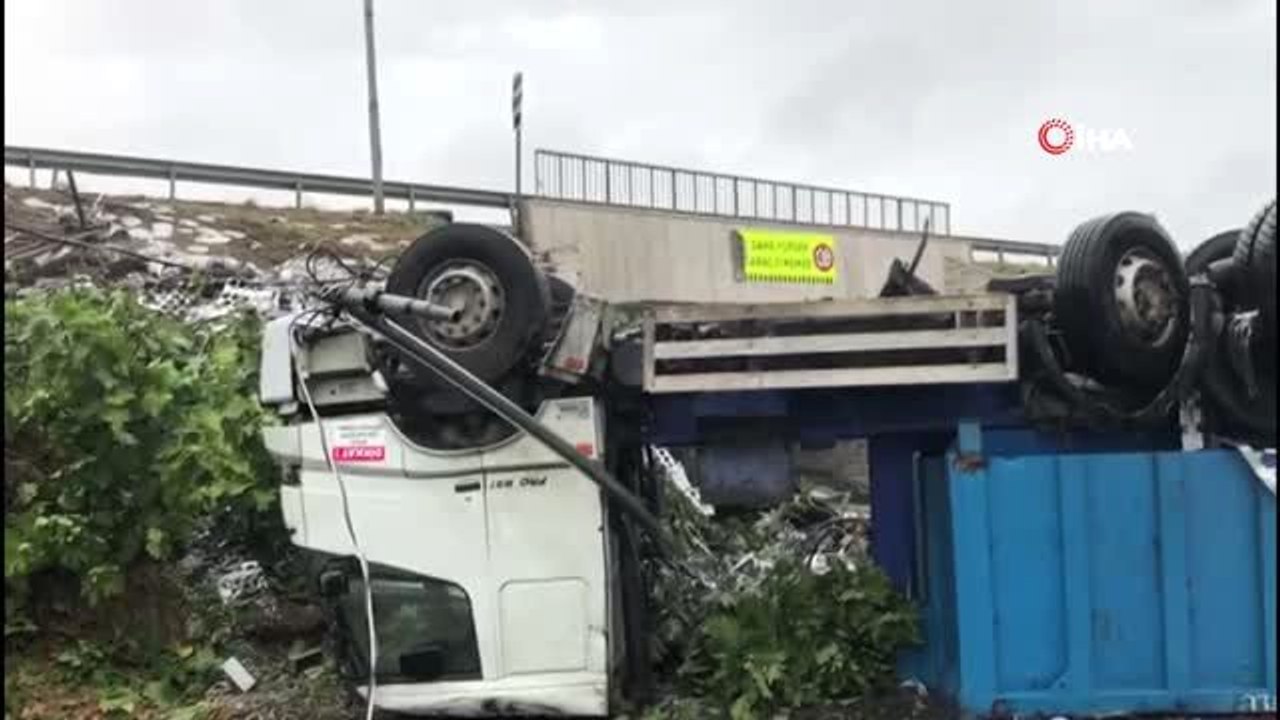 Yağış nedeniyle yol kayganlaştı, tır otomobilin üzerine devrildi