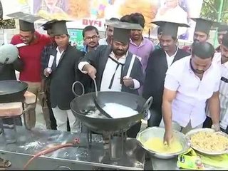 Youth Demanding fo AP Special Status in Tiruapti || ప్రత్యేక హోదా కావాలంటూ బజ్జీలు వేసిన పట్టభద్రులు