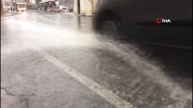 Yağmurla birlikte yollar köpükle kaplandı