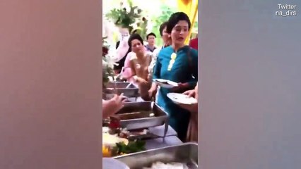 Ăn mặc sang trọng đi ăn cưới, 2 người phụ nữ cãi nhau ỏm tỏi chỉ vì tị nạnh ai gắp nhiều miếng hơn