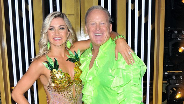 El exsecretario de prensa de Trump Sean Spicer hace el mayor de los ridículos haciendo el ganso por las Spice Girls en el popular programa Bailando con las estrellas
