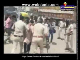 पुलिस ने छात्रों को दौड़ा-दौड़ाकर पीटा...