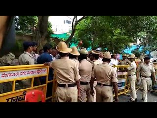 ಡಿಕೆಶಿಯನ್ನ ನೋಡಲು ಬಂದಾಗ ಪೊಲೀಸರಿಂದ ತಡೆ.. ಮಾತಿನ ಚಕಮಕಿ