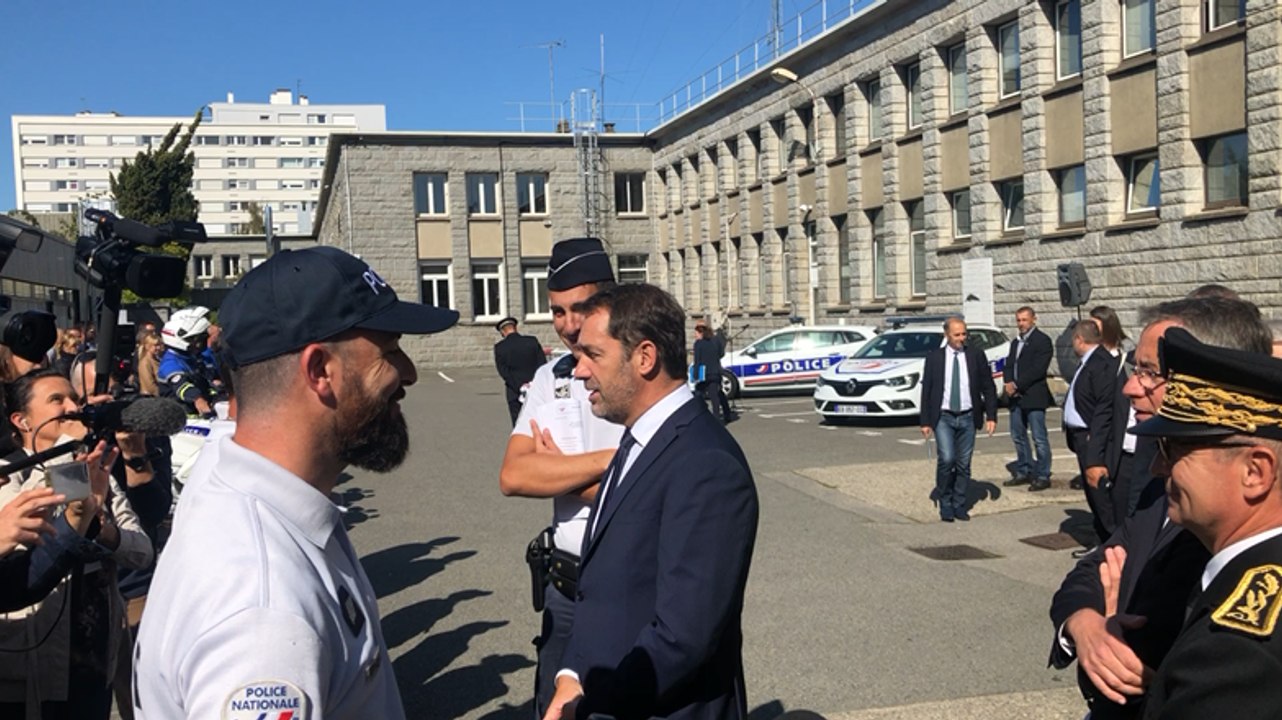 Christophe Castaner passe en revue les effectifs du commissariat de Lorient