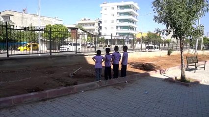 Okul bahçesine bırakılan demir tehlike saçıyor