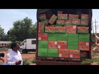 ಲಕ್ಷ್ಮಿ ಹೆಬ್ಬಾಳ್ಕರ್​​ ಭಾವಚಿತ್ರ ಇರುವ ಕುಕ್ಕರ್ ಬಾಕ್ಸ್​​​​ಗಳ ವಾಹನ ವಶಕ್ಕೆ