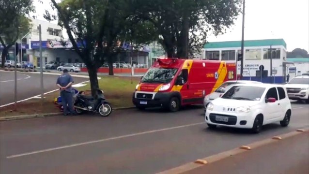 Mulher fica ferida em colisão na Avenida Brasil, esquina com a Avenida Barão do Rio Branco