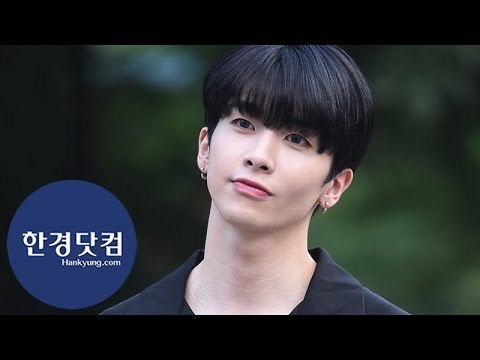 HK직캠｜업텐션 샤오, 이른 아침부터 멋진 모습으로 등장…' 소녀팬 마음 흔드는 샤방샤오' (뮤직뱅크 출근길)