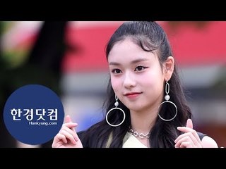 HK직캠｜파나틱스 도아, 몸보다 큰 백팩 메고 등장…'눈 뗄 수 없는 상큼함~' (뮤직뱅크 출근길)