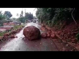 heavy rains, the rock collapsed into the road and transitioned to traffic.