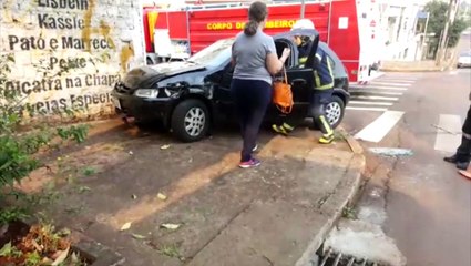 Video herunterladen: Carros se envolvem em grave batida e duas pessoas ficam feridas no Centro