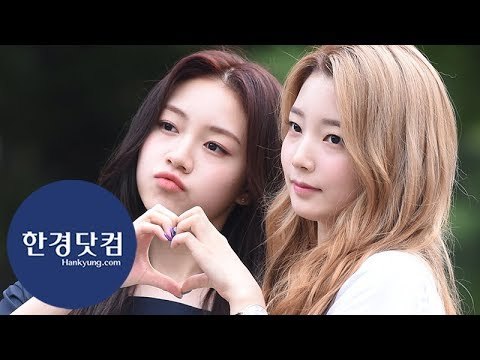 HK직캠｜로켓펀치 다현-연희, 리더 연희 손 꼭 잡은 막내…'예쁜애 옆에 예쁜애~' (뮤직뱅크 출근길)