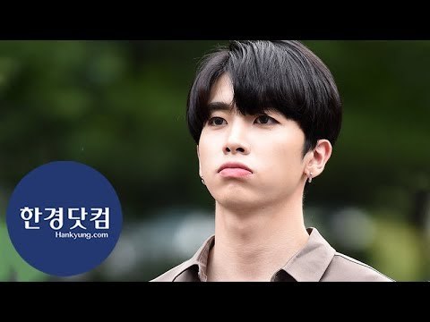 HK직캠｜업텐션 샤오, 카리스마 넘치는 멋진 모습…'흑발이 잘 어울리는 남자'