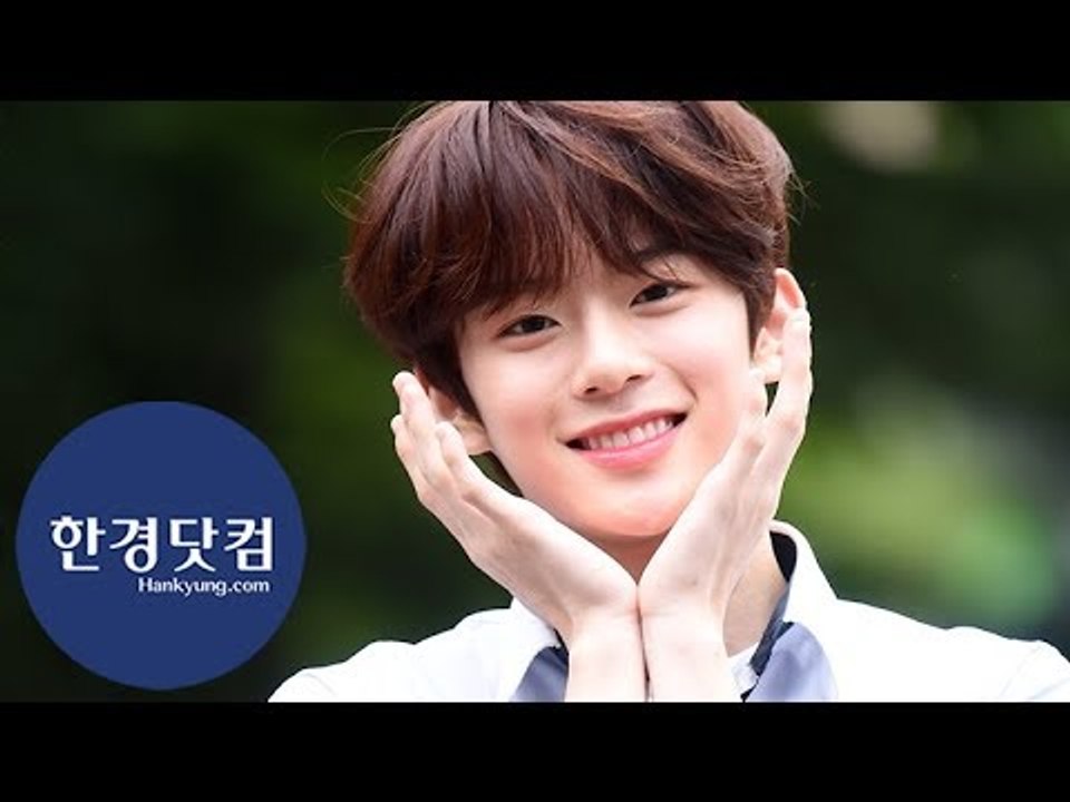 HK직캠｜베리베리 강민, 오늘은 교복 입고 출근합니다…'귀여운 미소에 누나들 심쿵'