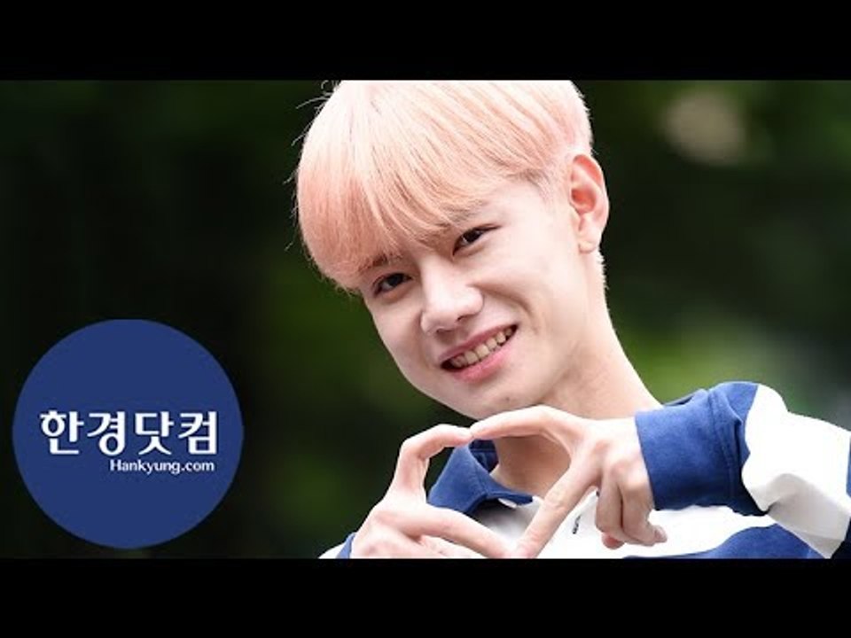 HK직캠｜디원스 조용근, 팬들 향한 멋진 하트…'수줍은 미소가 귀엽네~'