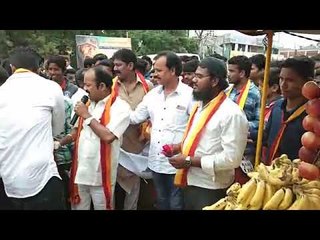 ಯಾದಗಿರಿ: ಪ್ರತ್ಯೇಕ ರಾಜ್ಯ ವಿರೋಧಿಸಿ ಜನರಿಗೆ ಟೀ, ಗುಲಾಬಿ ಹೂ ಕೊಟ್ಟು ಪ್ರತಿಭಟನೆ