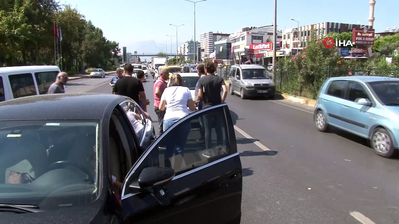 Kadın sürücü karşıya geçmeye çalışan yaşlı kadına çarptı:1 yaralı