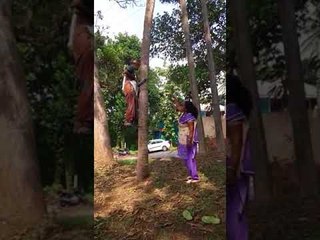 ദേ... ചേച്ചി മരത്തില്‍ കയറുന്നു; എന്നാ ഈസിയാണെന്ന് നോക്കണേ...!