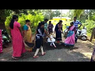 ಕೈಯಲ್ಲಿ ಬುಟ್ಟಿ ಗುದ್ದಲಿ ಹಿಡಿದು ರಸ್ತೆ ದುರುಸ್ತಿ ಮಾಡಿದ ಮಹಿಳೆಯರು..