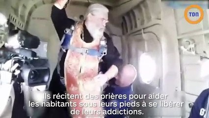 Des prêtres déversent de l'eau bénite d'un avion pour purifier la ville