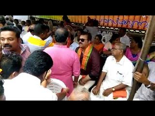 ഉപവാസപ്പന്തലില്‍ രാഷ്ട്രീയചര്‍ച്ചകള്‍ക്ക് നേതൃത്വം നല്‍കി സുരേഷ്ഗോപി...
