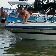 Quand une femme veut aller à l’eau en passant par l’avant de son bateau