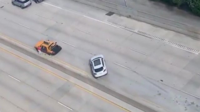 Une voiture glisse et met des gros coups de volant pour éviter de percuter une voiture