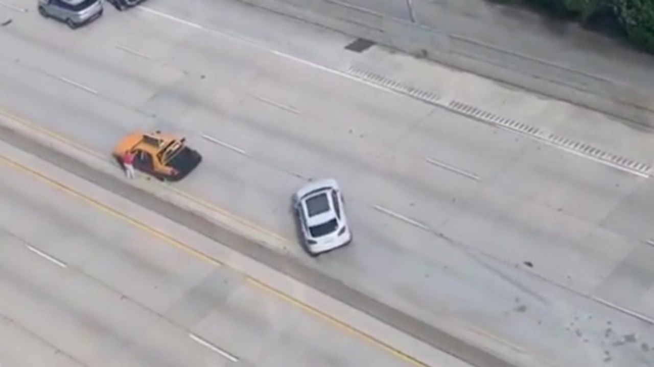 Une voiture glisse et met des gros coups de volant pour éviter de percuter une voiture