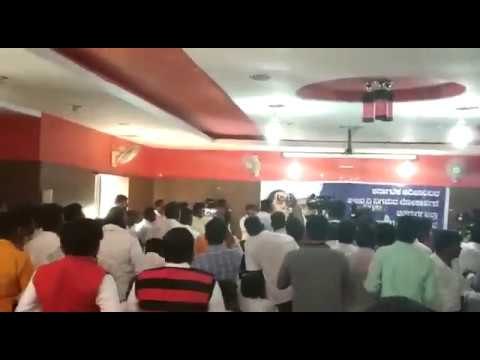 ಚಿತ್ರದುರ್ಗ ಜಿಲ್ಲಾ ಮಾದಿಗ ಸಭೆಯಲ್ಲಿ ಮಾಜಿ ಸಚಿವ ಅಂಜನೇಯ್‌ರೊಂದಿಗೆ ಮಾತಿನ…