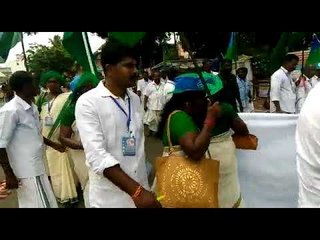 ഈ ബാനര്‍ അങ്ങോട്ടുപിടിക്കണോ, ഇങ്ങോട്ടുപിടിക്കണോ?... ആകെ കണ്‍‌ഫ്യൂഷനായല്ലോ....